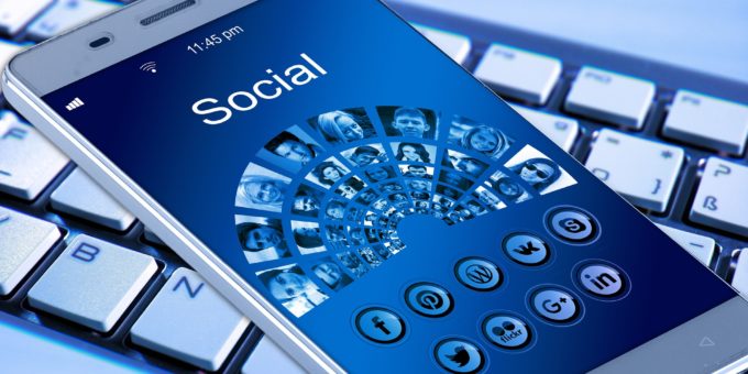 Une conversation privée dans un groupe Facebook ne justifie pas un licenciement pour faute grave
